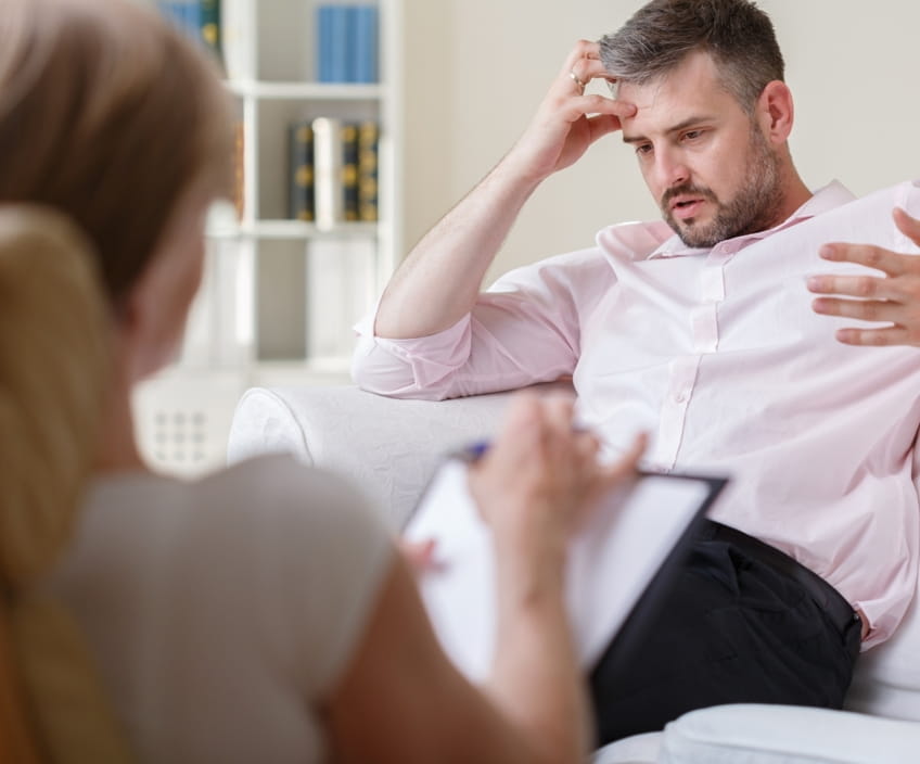 Man talking with a therapist at an alcohol counselling session in Vaughan