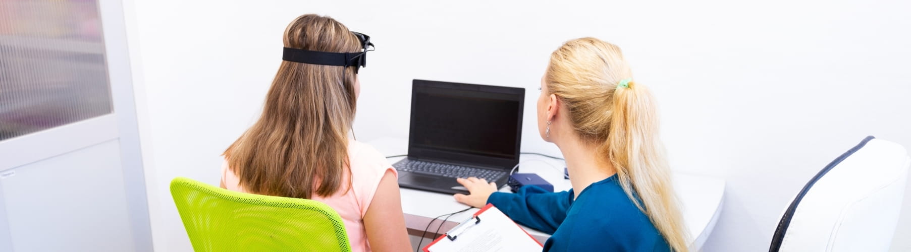 Neurofeedback session with a clinician in Vaughan