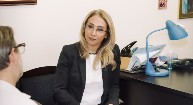 Therapist explaining what addiction counselling involves during a one-on-one session in Vaughan