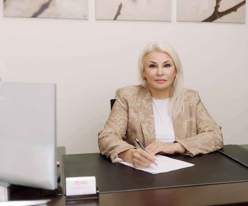 Registered psychotherapist at her desk before a free online therapy consultation in Ontario