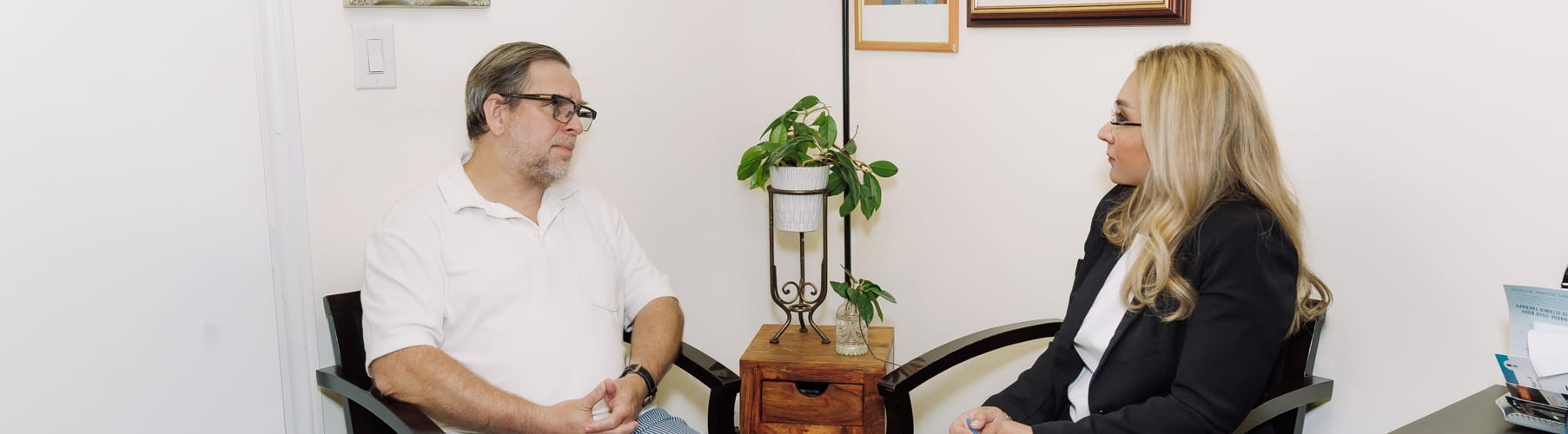 Man talking with his registered psychotherapist during a therapy session for men in Vaughan