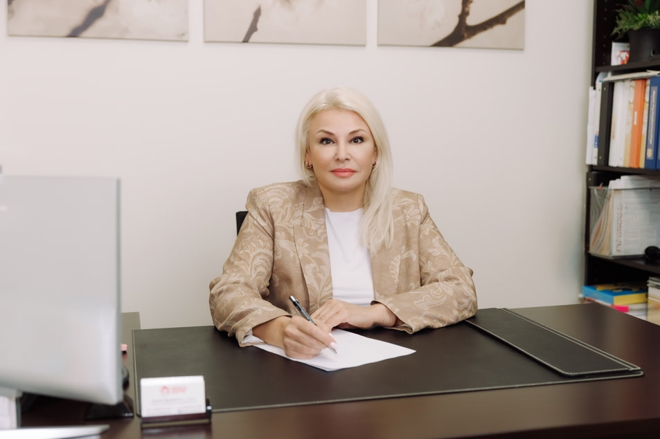 Therapist at her desk at 101 Psychotherapy in Vaughan, serving clients from Oshawa